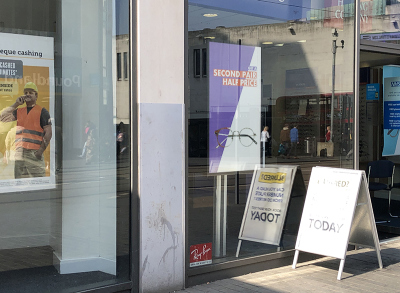 digital signage screen window display spa shop